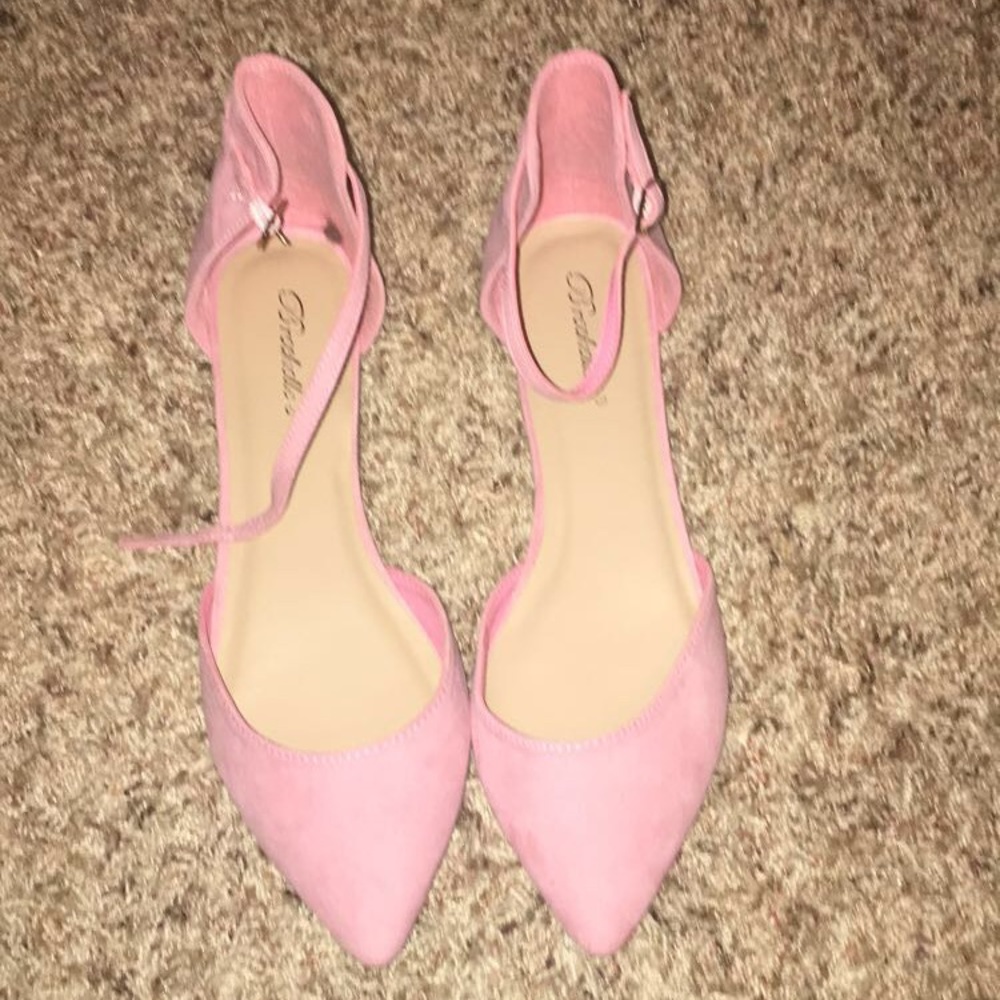 Very classy Breckelle's pointed toe flat